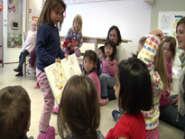 Jente viser vrimlebok til andre barn