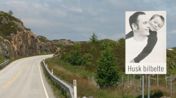 Foto av "Husk bilbelte"-skilt.