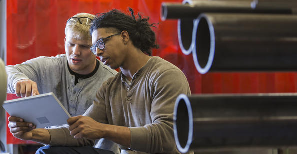 To_menn_nettbrett_verksted