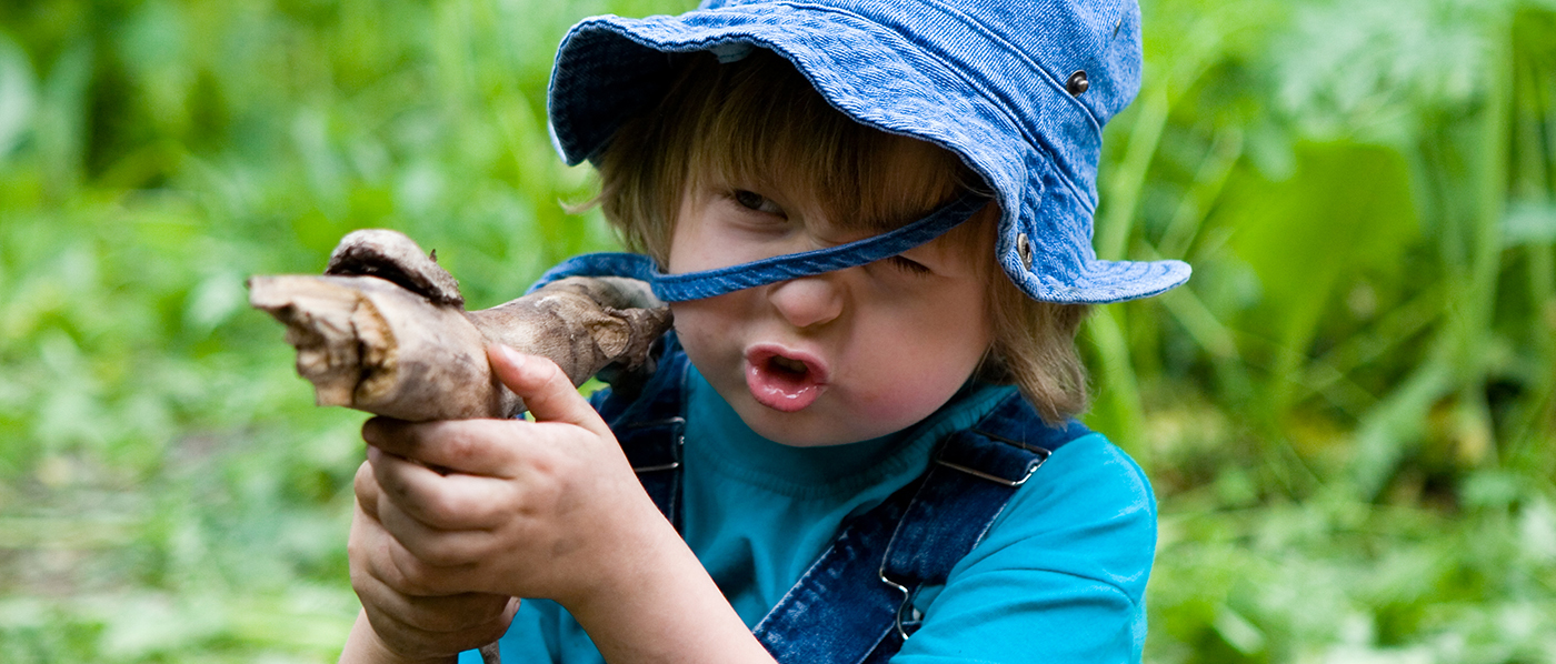 Liten gutt med pinnegevær