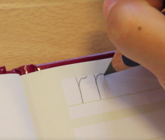 elev skriver R
