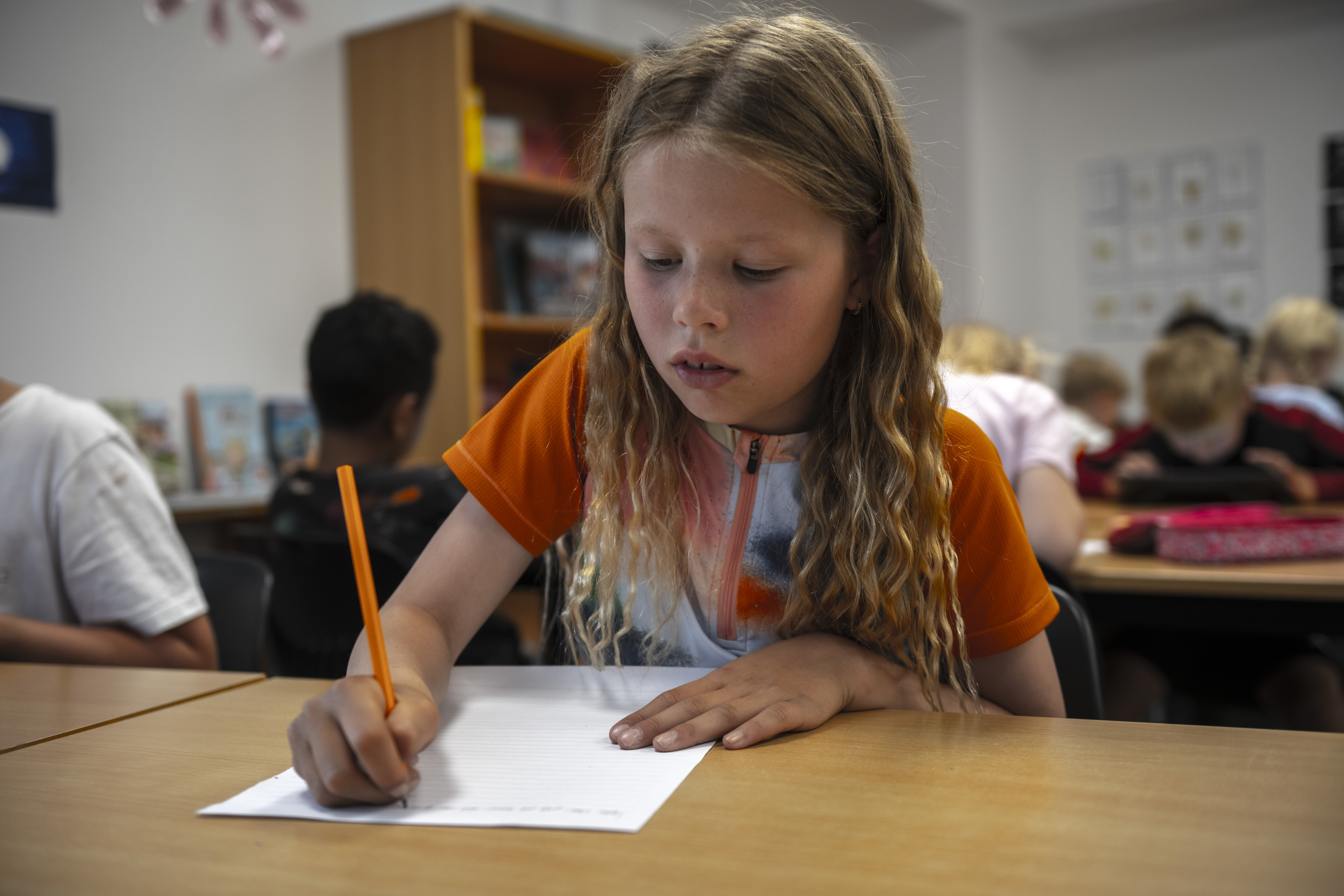En jente på ca 9 år som skriver